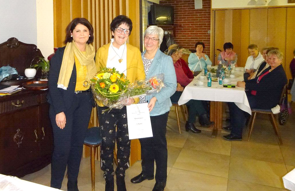 Die Vorsitzenden Edith Vollmer und Renate Giesel, sowie Brunhilde Schneider, Kassiererin